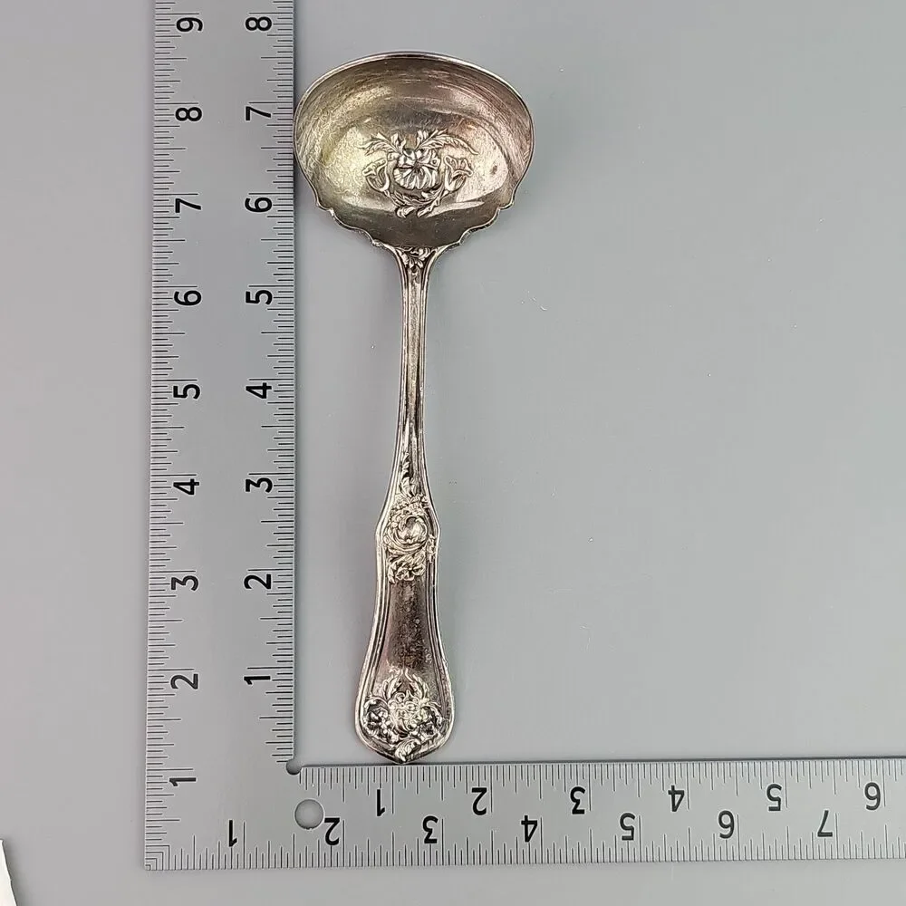 Antique Oxford Silverplate Co. Gravy Ladle 1910 Garland Pattern Floral